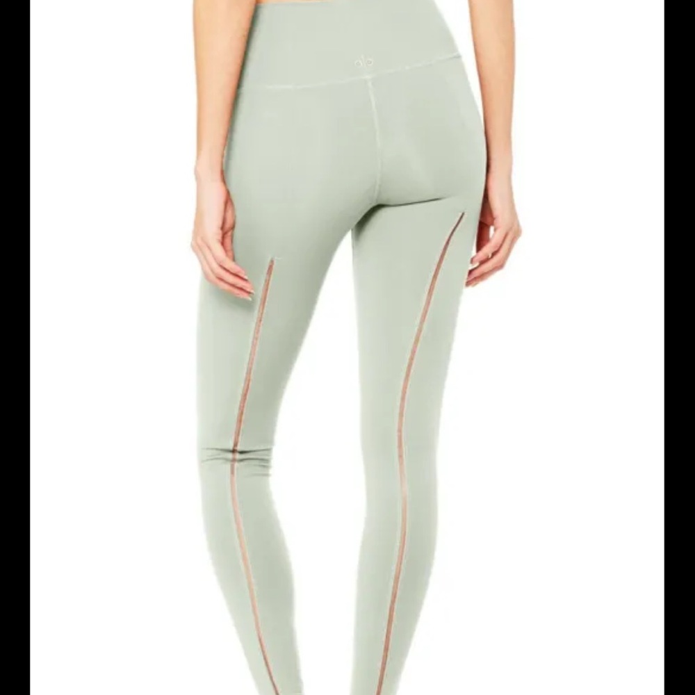 Alo Yoga Dash Leggings in Gravel